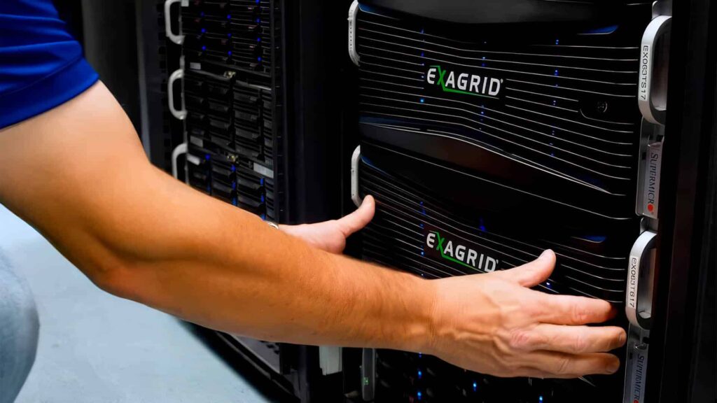 Ingeniero instalando un appliance de backup